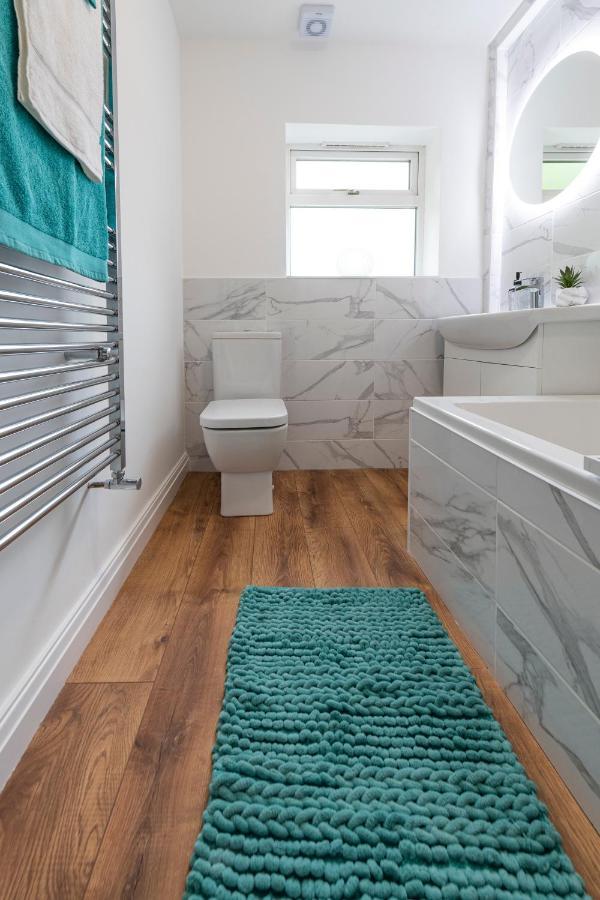 Large 2-Bedroom Bungalow Near Airedale Hospital, Keighley, Convenient Location With Parking Steeton Exteriér fotografie