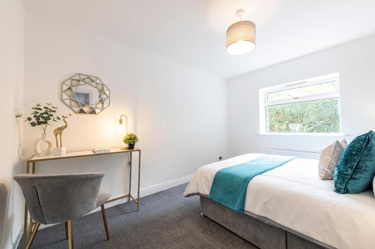 Large 2-Bedroom Bungalow Near Airedale Hospital, Keighley, Convenient Location With Parking Steeton Exteriér fotografie